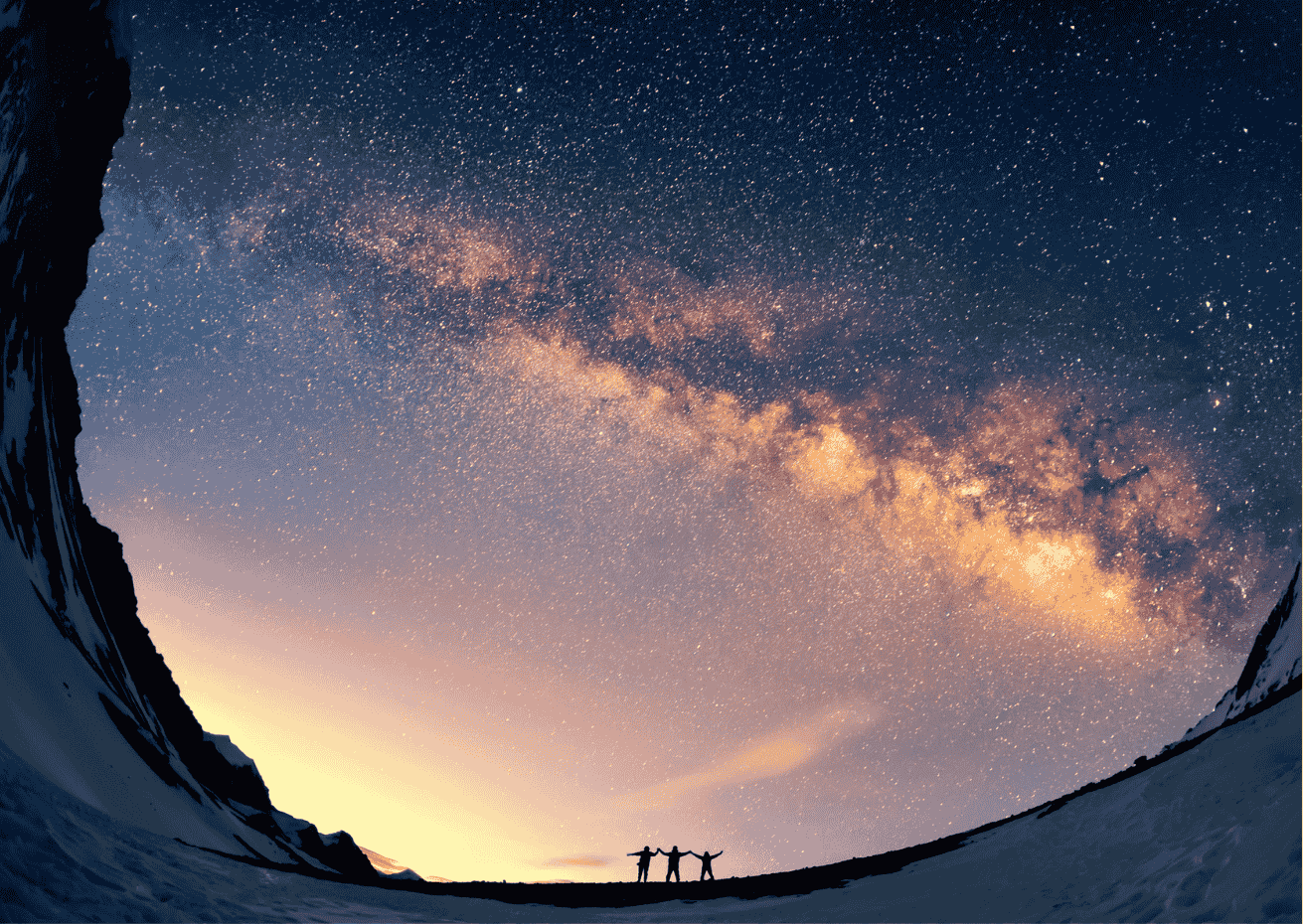 Drie mensen kijken vol verwondering naar de hemel vol sterren.