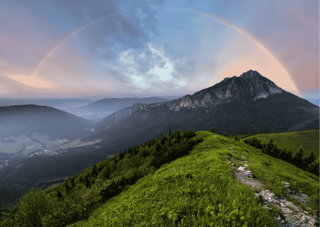 Berglandschap met een volledige regenboog in de lucht, fantastisch moment voor verwondering