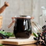 Zelfgemaakte hoestsiroop met vliesbessen, voor hoest met veel slijm