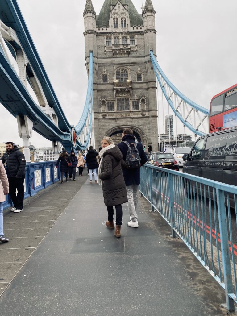 Britt loopt over de London Bridge, stedentrip en na een bezoekje aan de Tower of London